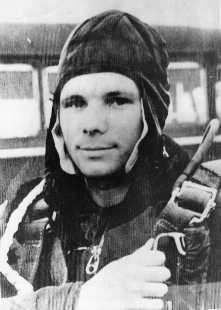 <p>12 de abril de 1961: o astronauta russo Yuri Gagarin, o primeiro homem a viajar no espaço. Ele completou uma volta na órbita da Terra na nave espacial 'Vostok'</p>