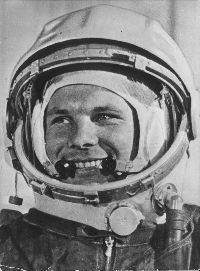 <p>12 de abril de 1961: Yuri Gagarin veste seu capacete para o primeiro voo tripulado no espaço</p>