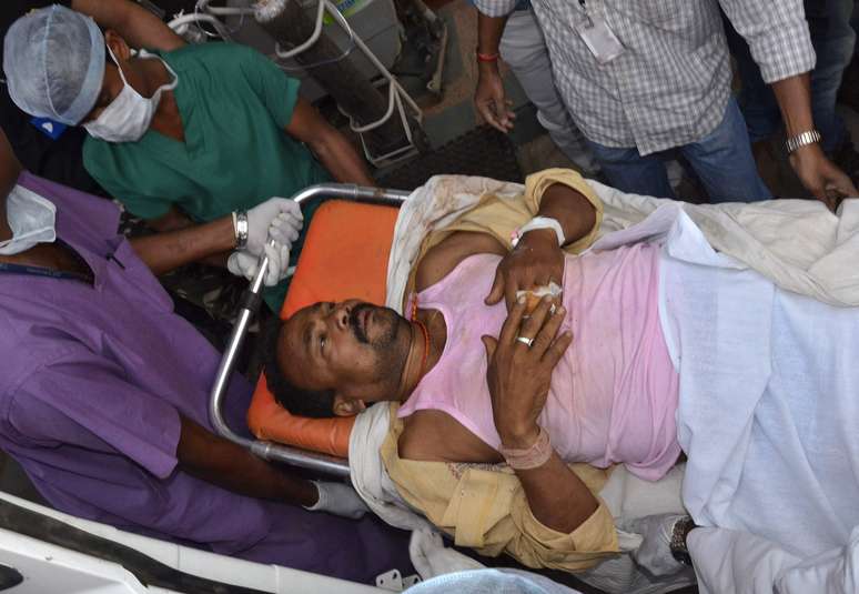 Homem atingido por bomba neste sábado é levado ao hospital em Chhattinsgarh, Índia. Ataques mataram 14 pessoas neste final de semana