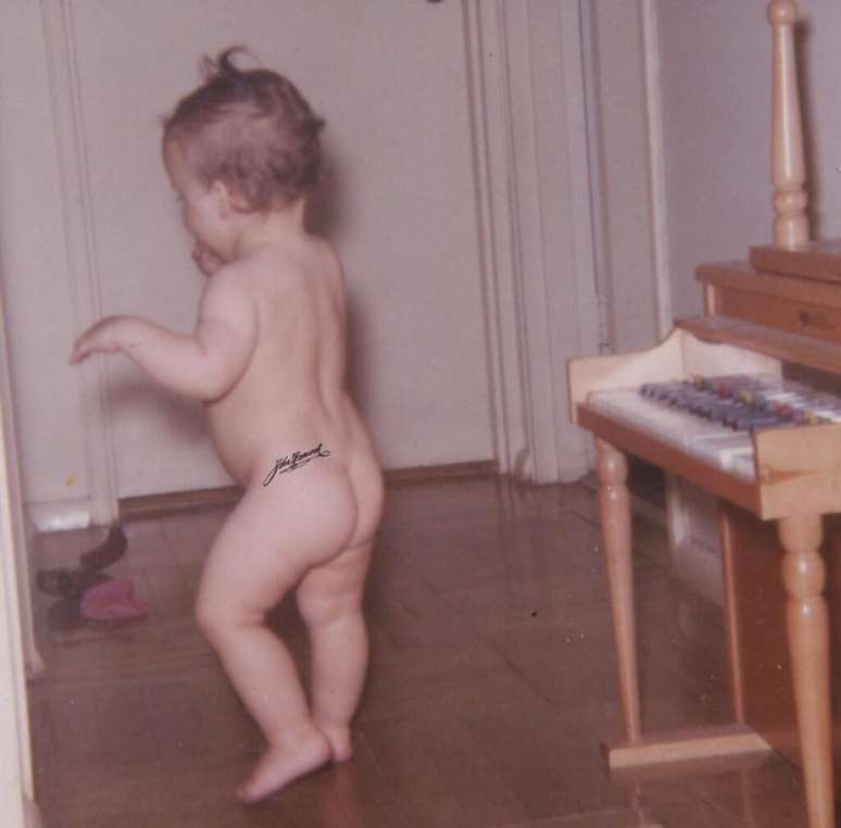 <p>Atriz brincou que assinatura no quadril &eacute; marca de nascen&ccedil;a</p>