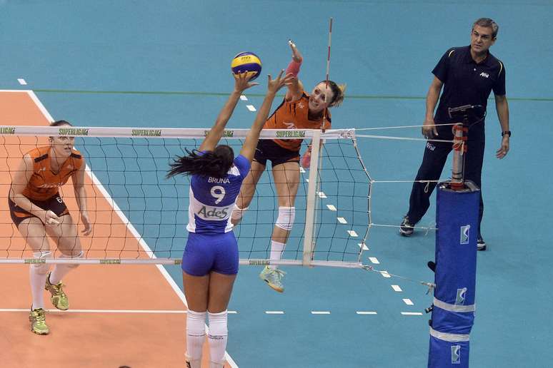 Kristin ataca sob olhares de Jos&eacute; Roberto Guimar&atilde;es; pol&ecirc;mica por frase a Claudinha