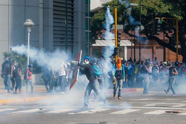 Manifestantes enfrentaram a polícia de Caracas, na Venezuela, em tentativa de passeata na capital