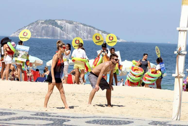 <p>Fernanda Lima e Rodrigo Hilbert aproveitaram a manhã de sábado (12) para jogar uma partida de vôlei com os amigos, na praia do Leblon, no Rio de Janeiro.</p>