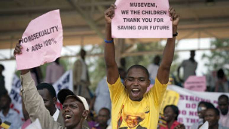 Ugandenses manifestam apoio a projeto de lei antigays assinado pelo presidente do país 