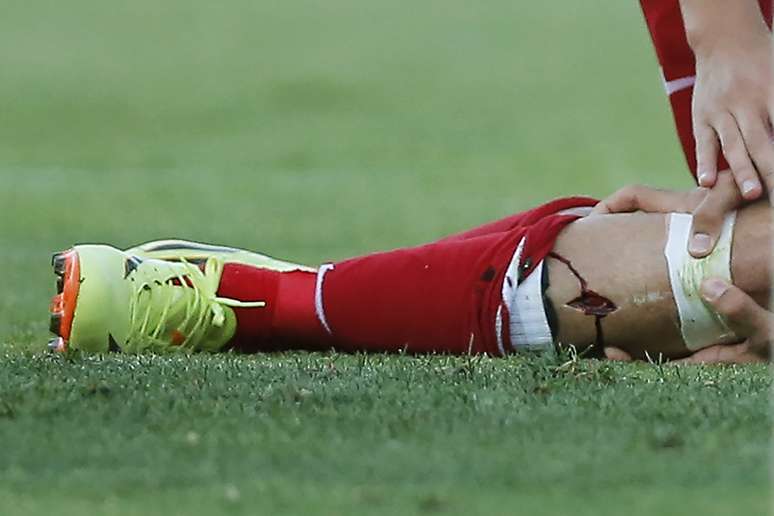 Diego Costa sofre corte feio na perna depois de colisão com trave na vitória do Atlético de Madrid sobre o Getafe