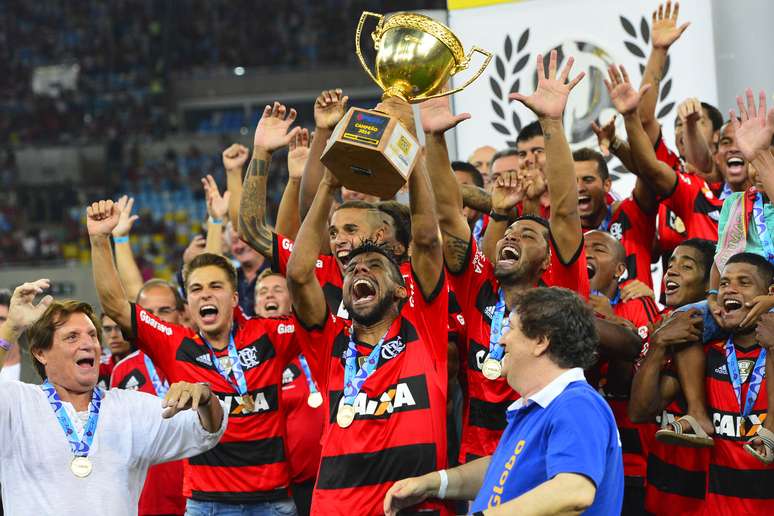 Flamengo é campeão carioca de 2014; depois de empatar o primeiro jogo das finais com o Vasco por 1 a 1, time rubro-negro repetiu o placar