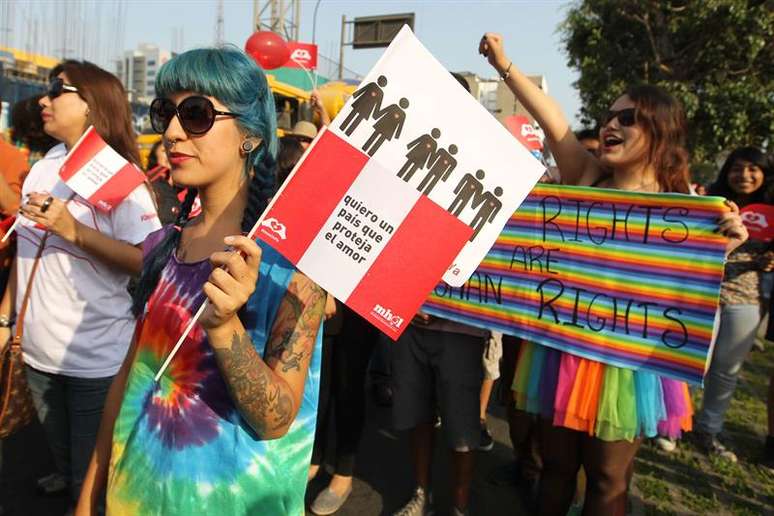 Cidadãos foram ao centro histórico de Lima, no Peru, para apoiar um projeto de lei que aprova a união civil entre homossexuais