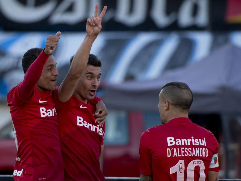 Alex comemora gol; dois gols do ídolo colorado e título garantido