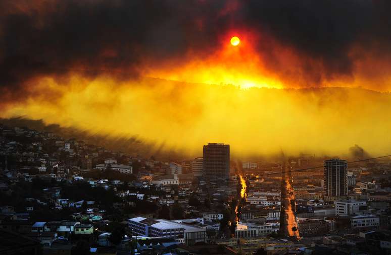 <p>Incêndio, iniciado na tarde do último sábado, já queimou 850 hectares até a noite desta segunda-feira</p>