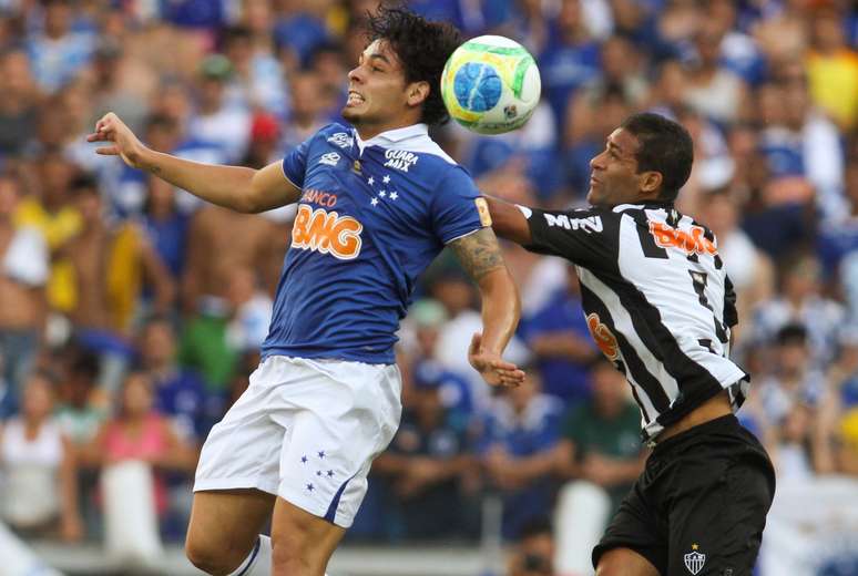Ricardo Goulart disputa bola pelo alto com Pierre na final do Campeonato Mineiro