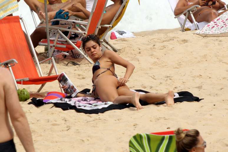 Sophie Charlotte aproveitou o dia de sol no Rio de Janeiro para ir à praia do Leblon, neste domingo (13). Na ocasião, a atriz relaxou na areia, leu jornal, ouviu música e tomou água de coco. Depois, ela encontrou um amigo, com quem conversou e foi embora