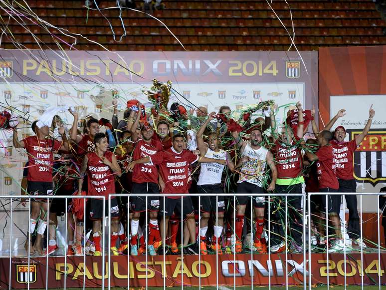 Equipe do Ituano faz festa com a taça do Campeonato Paulista; equipe do interior superou o Santos nos pênaltis