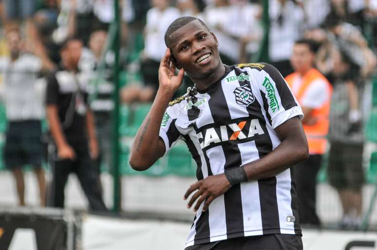 Lúcio Maranhão comemora; vitória e título do Figueirense em Santa Catarina