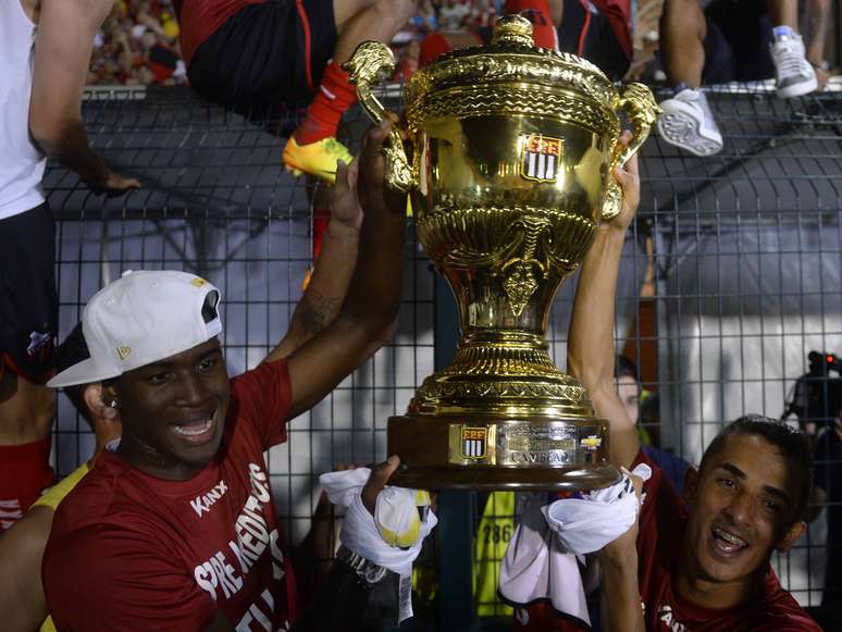 <p>Jogadores do Ituano fazem festa com conquista do Paulista em final com Santos</p>