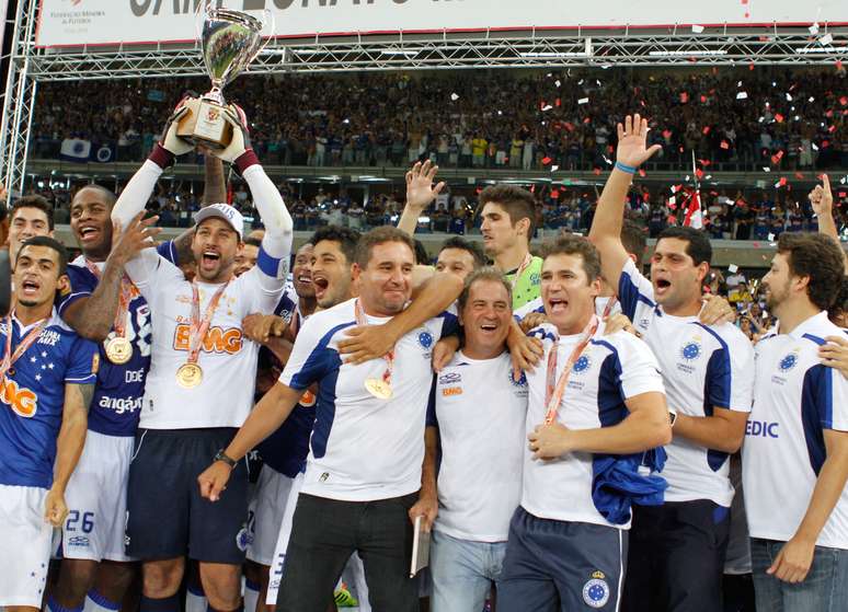 Cruzeiro levanta a taça do Campeonato Mineiro depois de empate sem gols na final contra Atlético-MG