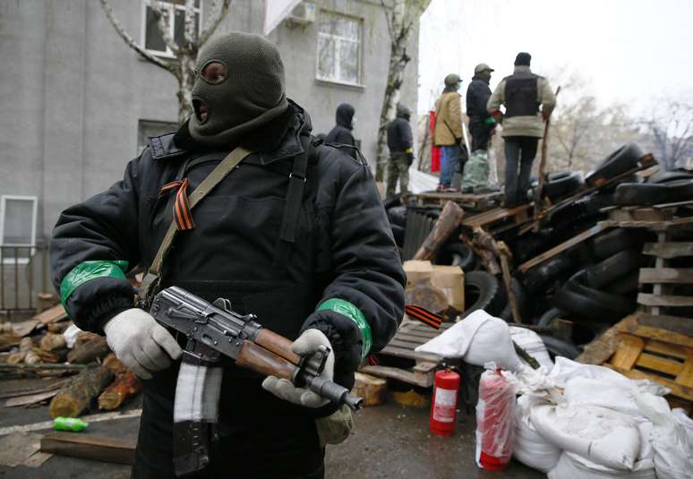 Homem armado fica de guarda no prédio da polícia invadido na cidade de Slaviansk