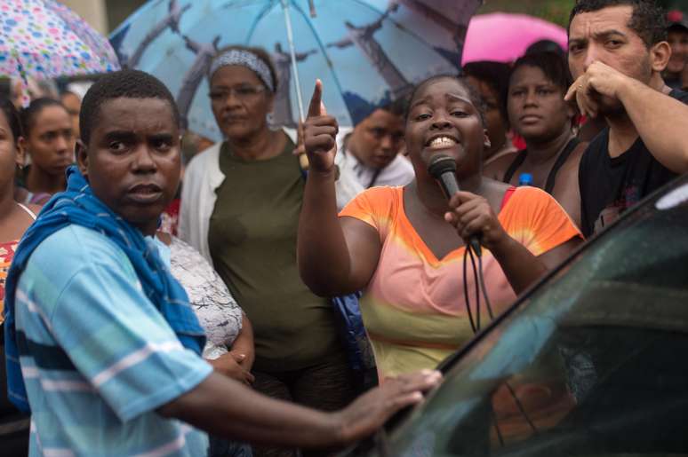 <p>Sem solu&ccedil;&atilde;o definitiva, cerca de 500 moradores da &quot;favela da Telerj&quot;, que haviam ocupado um terreno que pertencia &agrave; companhia em Engenho Novo, na zona norte do Rio de Janeiro, permanecem acampados em frente &agrave; prefeitura da capital fluminense desde a sexta-feira</p>