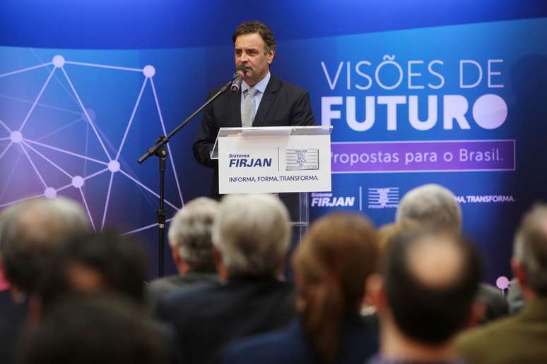 Aécio Neves discursa para empresários na Firjan