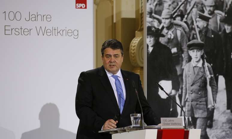 <p>Ministro da Economia alemão, Sigmar Gabriel fala durante cerimônia para marcar o 100º aniversário do início da Primeira Guerra Mundial, na catedral francesa em Berlim, em 14 de abril</p>