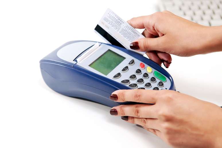 <p>Cielo chegou a 1,54 milhão de lojas credenciadas com suas '"maquininhas", como são chamados os equipamentos para processar pagamentos feitos com cartões de crédito e de débito</p>