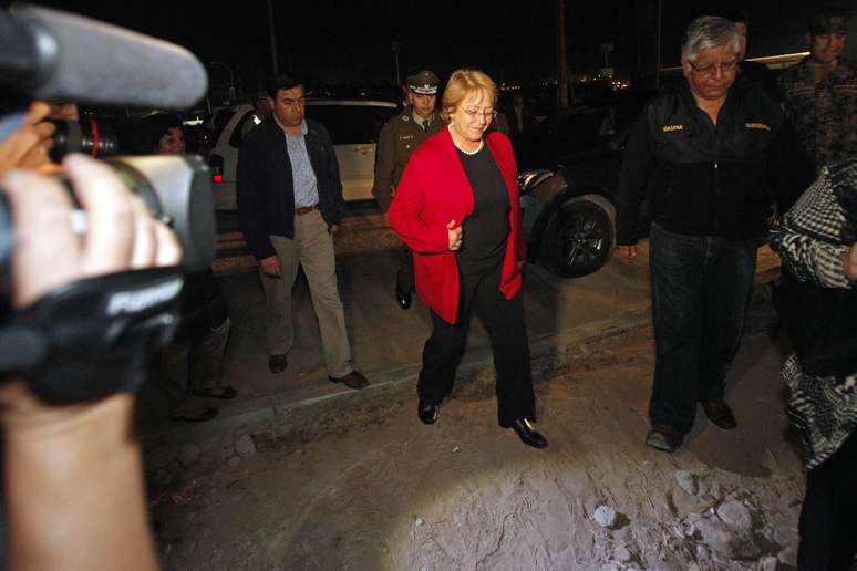 <p>Presidente do Chile, Michelle Bachelet, chega ao Escrit&oacute;rio Nacional de Emerg&ecirc;ncia (ONEMI), ap&oacute;s o&nbsp;forte terremoto que atingiu o pa&iacute;s na &uacute;ltima semana</p>