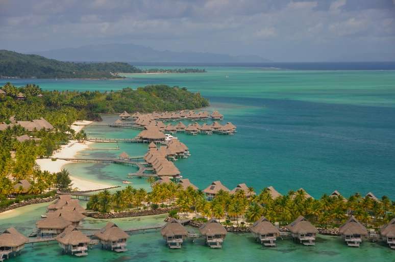 É a maior das ilhas da Polinésia Francesa, e possui praias de águas claras e convidativas