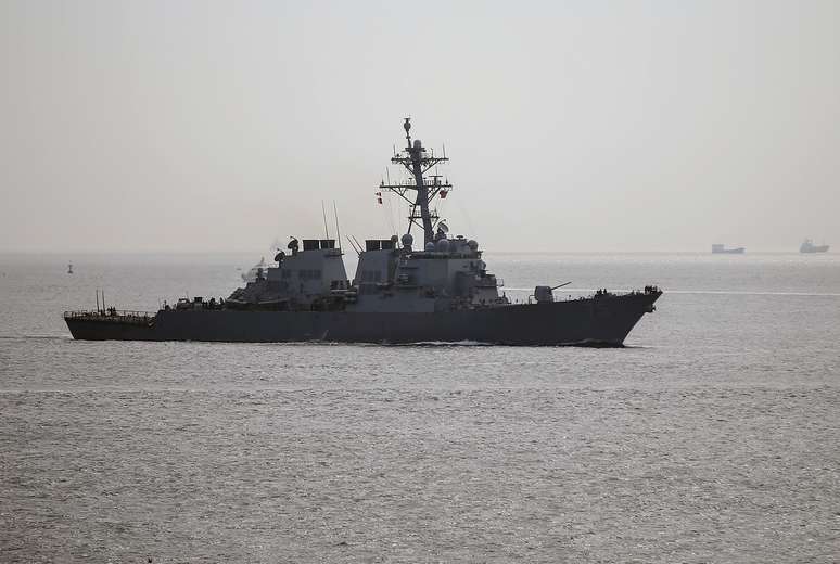 <p>Navio de guerra dos Estados Unidos navega a caminho do Mar Negro. Segundo o Pentágono, avião russo sobrevoou uma embarcação norte-americana, causando desconforto e sensação de "provocação"</p>