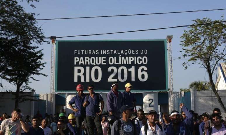 <p>Oper&aacute;rios da constru&ccedil;&atilde;o do Parque Ol&iacute;mpico dos Jogos de 2016 durante manifesta&ccedil;&atilde;o em frente ao canteiro de obras, no Rio de Janeiro</p>