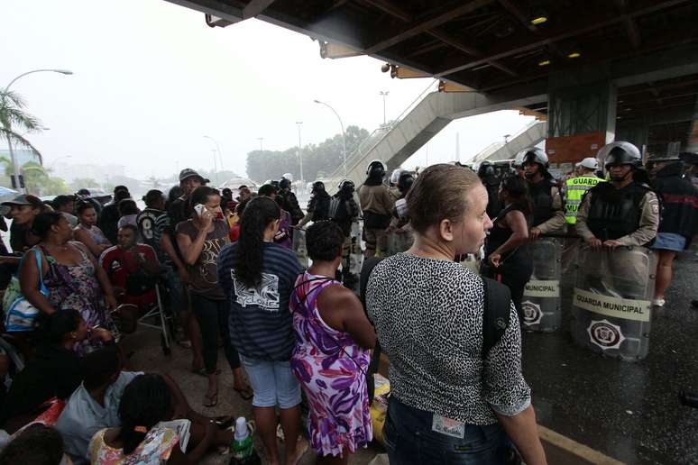 Moradores removidos do prédio da Oi no Engenho Novo, no Rio, seguem acampados em frente à prefeitura do Rio. Os cerca de mil manifestantes chegaram a fechar todo o sentido centro da avenida Presidente Vargas, mas a via já foi liberada