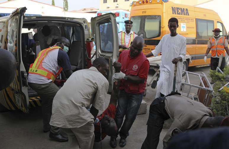 <p>Vítimas de atentado são socorridas em terminal de ônibus na Nigéria nesta segunda-feira</p>