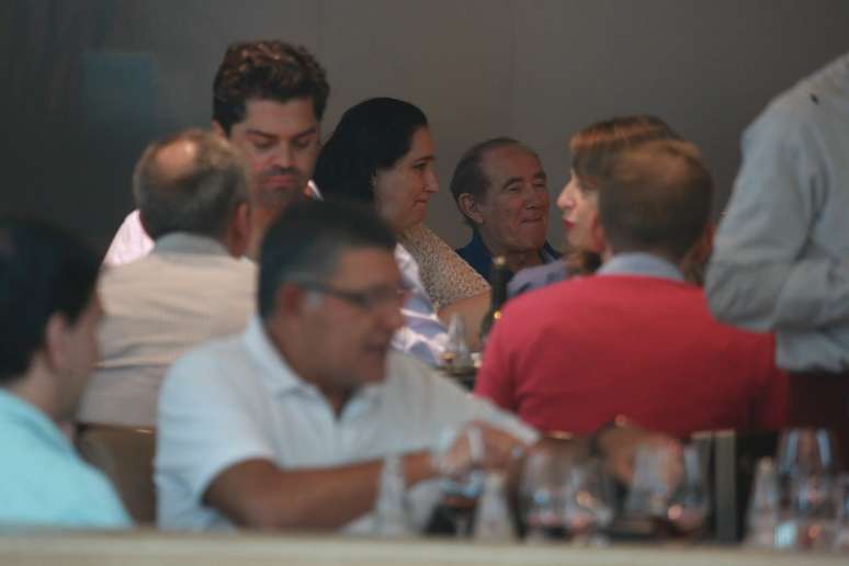 Renato Aragão foi fotografado nesta segunda-feira curtindo o almoço com sua mulher, Lílian, em um shopping do Rio de Janeiro