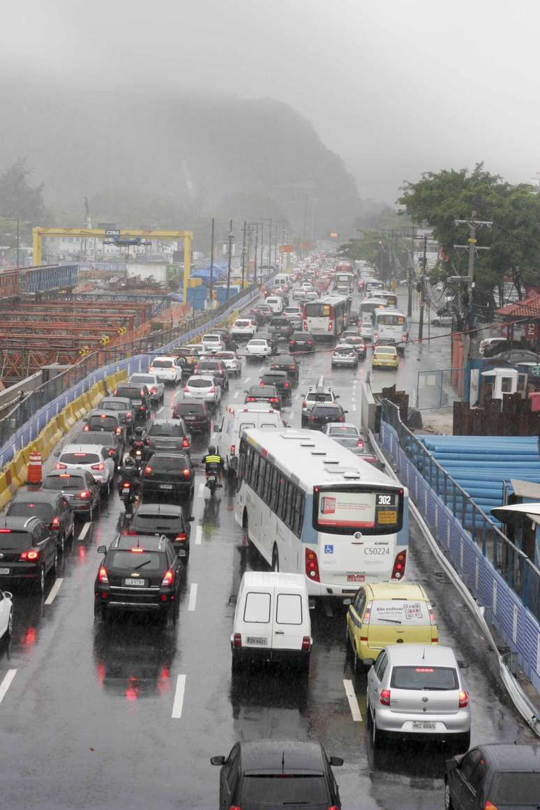 Avenida Nuta James, na Barra da Tijuca, tem trânsito intenso nesta segunda-feira