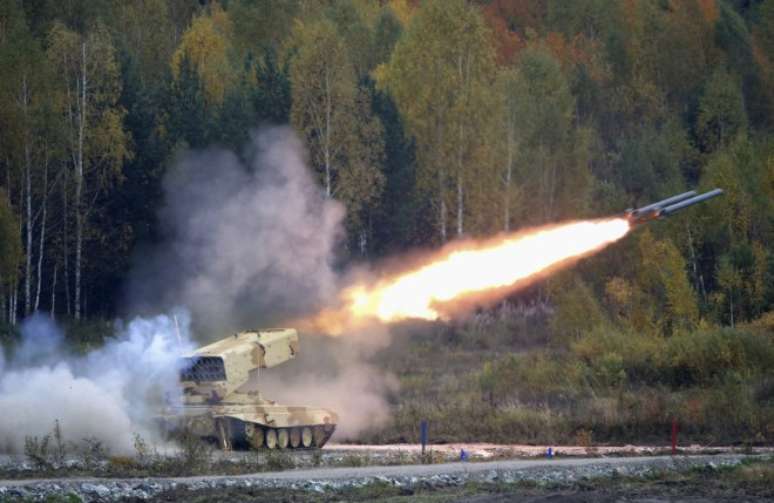 <p>Um m&iacute;ssil russo &quot;TOS-1 Buratino&quot; e lan&ccedil;ador de foguetes durante a &quot;R&uacute;ssia armamento Expo 2013&quot;, exposi&ccedil;&atilde;o internacional de armas, equipamento militar e muni&ccedil;&atilde;o (arquivo)</p>