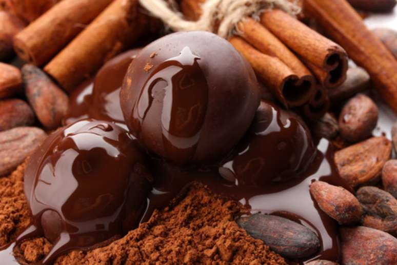 O chocolate amargo possui mais quantidade de cacau, cerca de 57% a mais, além de pouco açúcar, aposta certa para preservar a saúde bucal