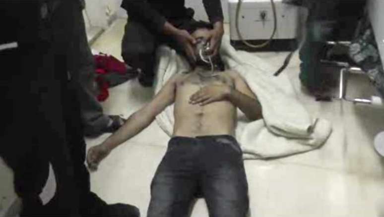 <p>Um homem é atendido no chão de hospital em Kfar Zeita, ao norte de Damasco, na Síria, na sexta-feira, 11 abril. Rebeldes e a imprensa oficial reportaram que houve um ataque com gás venenoso naquela localidade</p>