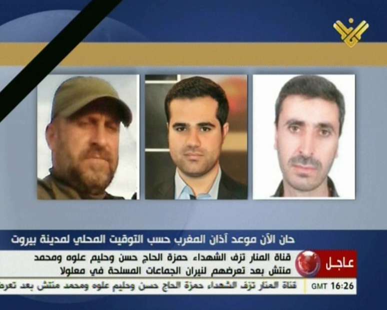<p>Imagem da&nbsp;TV Al-Manar, do Hezbollah, mostra o correspondente do canal Hamza al-Hajj Hassan (ao centro), o t&eacute;cnico Halim Allaw (a direita) e&nbsp;o cinegrafista Mohammad Mantash (a esquerda) que foram mortos nesta segunda-feira,&nbsp;14 de abril na cidade s&iacute;ria de Maaloula</p>