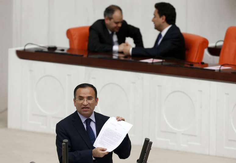 <p>Ministro da Justi&ccedil;a da Turquia, Bekir Bozdag discursa&nbsp;no Parlamento do pa&iacute;s durante um debate em Ancara, em 19 de mar&ccedil;o</p>