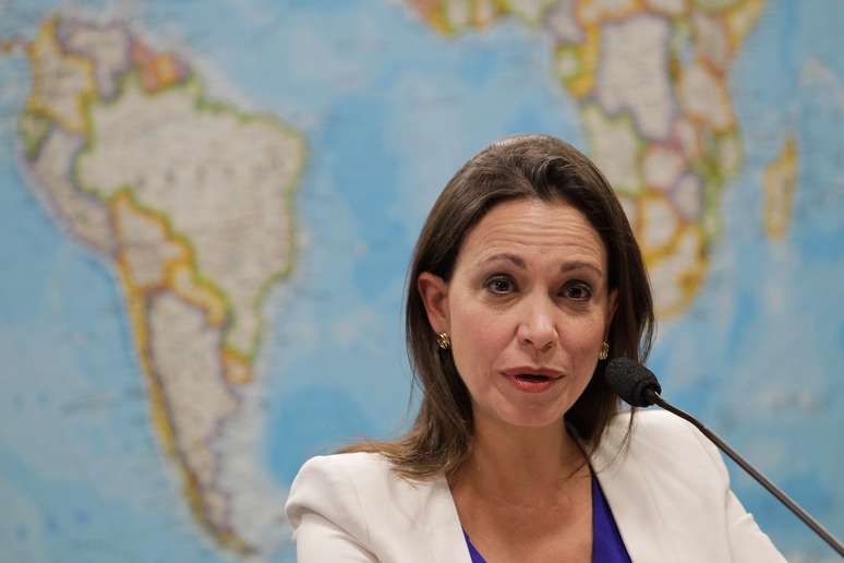 <p>Deputada destituída Maria Corina Machado fala durante uma reunião da Comissão de Relações Exteriores do Senado Federal, em Brasília, na última quarta-feira, 2 de abril</p>