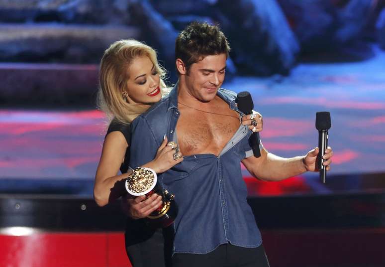 <p>Rita Ora tirou a camisa de Zac Efron no palco</p>