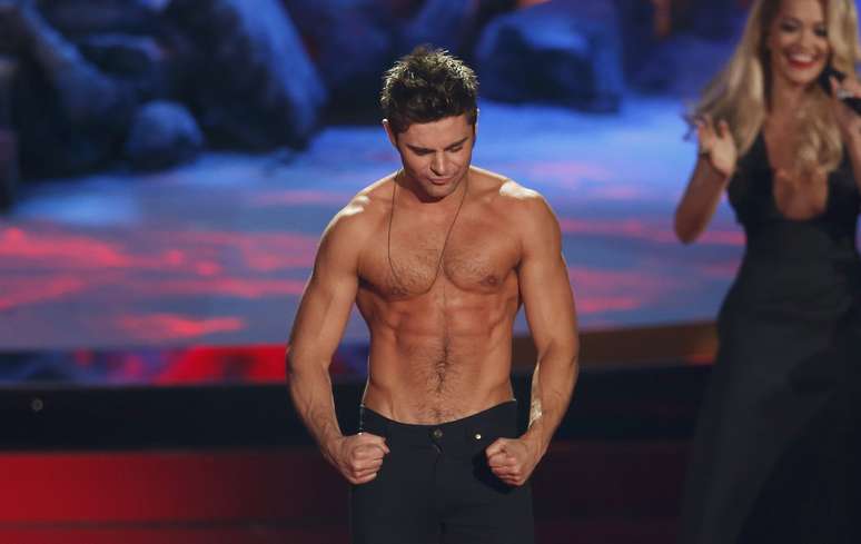 <p>Zac Efron exibiu o tanquinho durante o MTV Movie Awards</p>