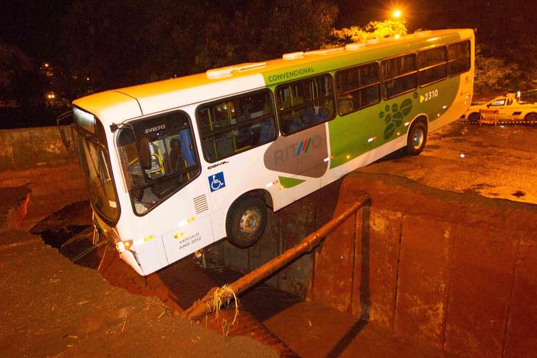 Ônibus ficou atravessado após queda de ponte