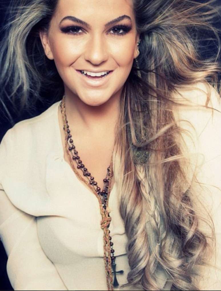 <p>Alice Salazar esteve na Hair Brasil para lan&ccedil;ar uma cole&ccedil;&atilde;o de pel&iacute;culas em gel para unhas</p>