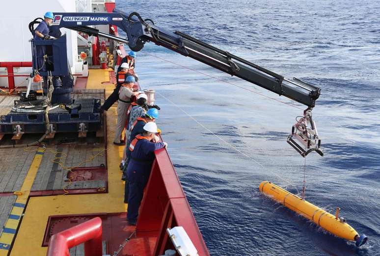 <p>A primeira missão do submarino Bluefin-21, realizada em 14 de abril, falhou. O equipamento deveria ter ficado 16 horas em operação, mas excedeu sua profundidade máxima e voltou à superfície</p>