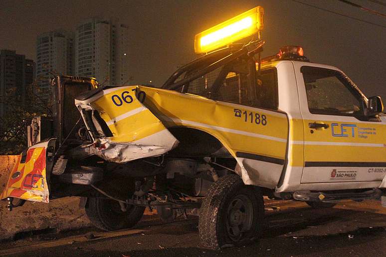 O táxi bateu na traseira do carro da CET, que ficou bastante danificado