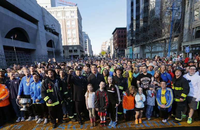 <p>Milhares de pessoas se reuniram na linha de chegada da Maratona de Boston, no último sábado, 12 de abril, para uma sessão de fotos da revista Sports Illustrated, antes do aniversário de um ano do atentado</p>