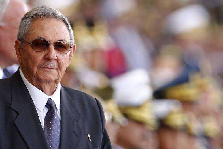 <p>Ra&uacute;l Castro assiste a um desfile militar para comemorar o primeiro anivers&aacute;rio da morte do falecido presidente da Venezuela, Hugo Ch&aacute;vez, em Caracas, em 5 de mar&ccedil;o</p>