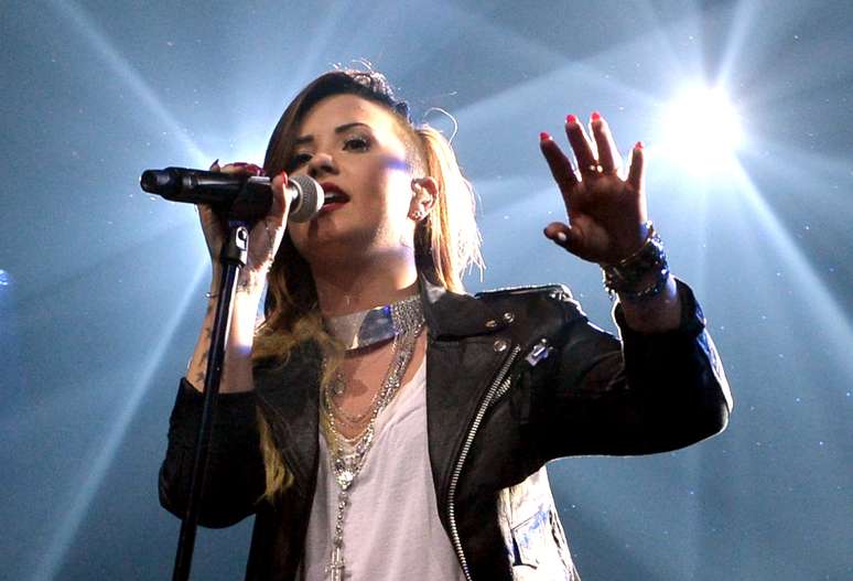 Demi Lovato se apresentou nessa segunda-feira (14) no iHeartRadio Theater, na Califórnia e agitou o público