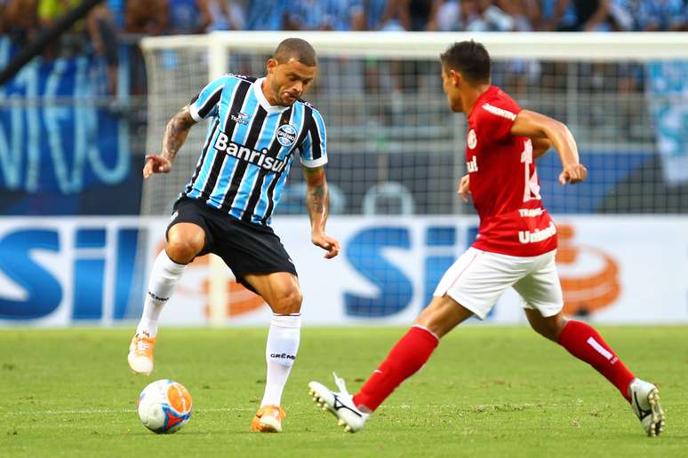 Edinho evitou entrar em polêmica com técnico Enderson Moreira após ser substituído no intervalo do Gre-Nal