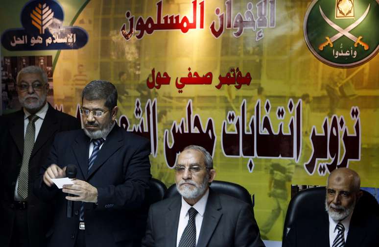 <p>Um tribunal de Alexandria proibiou a candidatura de membros e ex-membros da Irmandade Muçulmana nas eleições egípcias dete ano. Na foto, Mohamed Badie, líder do grupo, e Mohamed Mursi participam de coletiva de imprensa no Cairo, em novembro de 2010</p>
