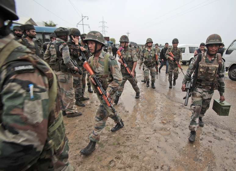 Foto mostra exército da Índia na cidade de Jammu. Dois soldados foram acusados de estuprar mulher